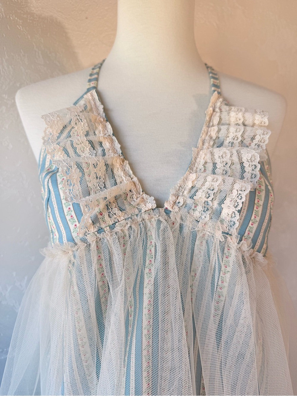 ONE-OF-A-KIND HANDMADE VINTAGE-FABRIC HALTER TOP 🩵 XS - Picture 3 of 16
